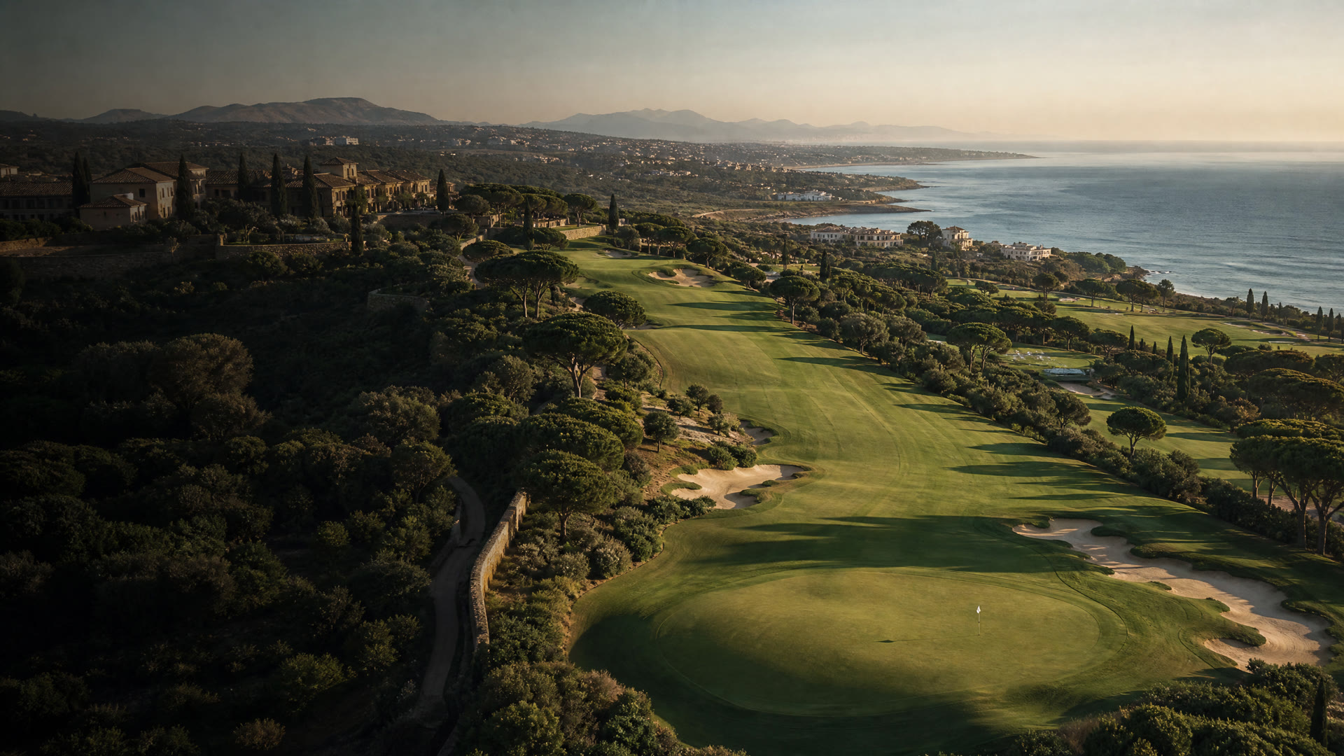 Vista aérea de un resort de golf español junto al mar